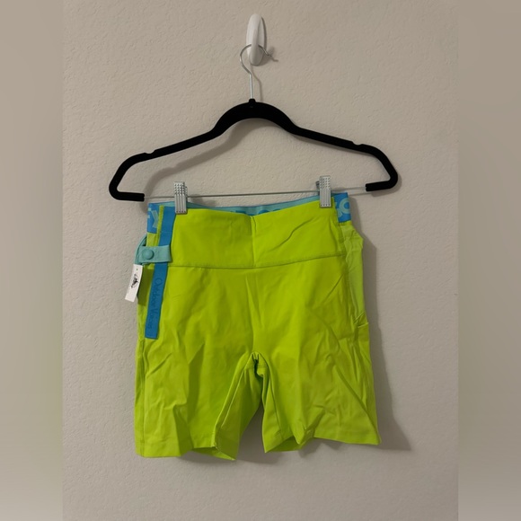 NWT Outdoor Voices x Disney Snacks Shorts Goofy Lime Green - Picture 2 of 3